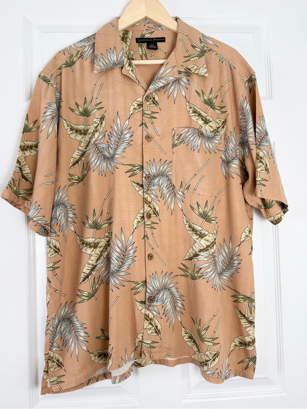 Workers of Freedom 100% SILK Peach Tropical Leaf Print Camp Shirt XL